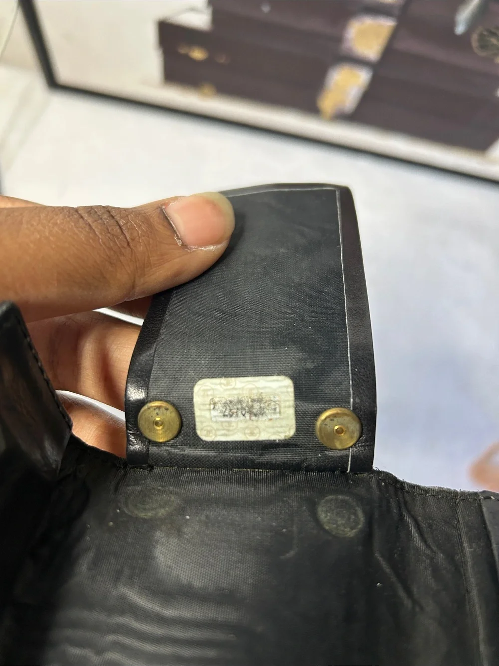 CHANEL Black Caviar Leather key Case with Embossed CC - Picture 5 of 7